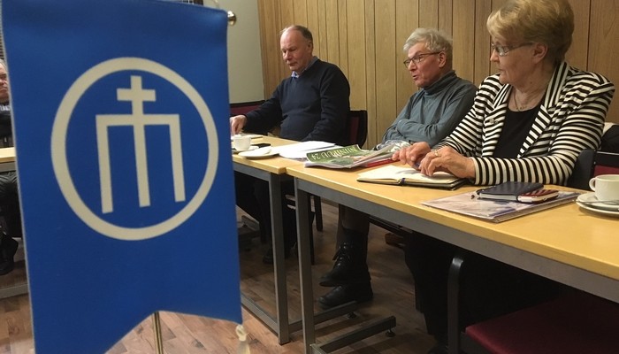 Mänttärin Sukuyhdistyksen johtokunnan puheenjohtaja Kaisu Venäläisellä ja valtuuskunnan puheenjohtaja Anssi Paasivirralla (kesk.) riittää työtä seuraavat kaksi viikkoa löytää ehdokkaita uusiksi jäseniksi sukuyhdistyksen johtokuntaan. Kuvassa myös sihteeri Erkki Mänttäri.