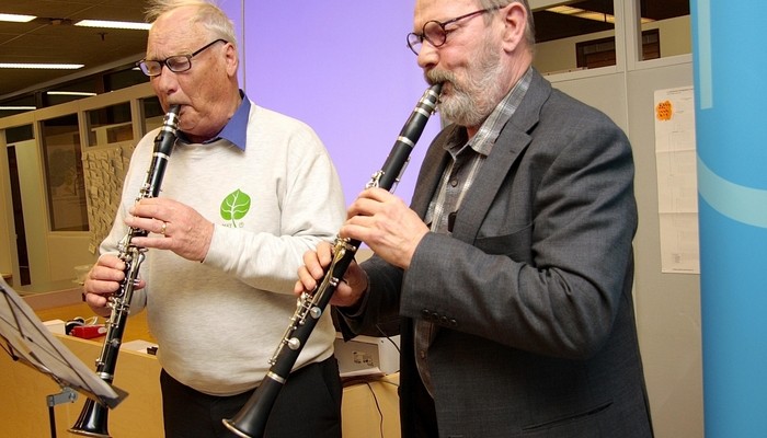Mänttärin suvun ex-päämies ja kunniajäsen Jorma Mänttäri (vas.) on opetellut klarinetin soittoa viimeiset viisi vuotta. Vierellä hänen soitonopettajansa Simo Taipalus Hämeenkoskelta. 