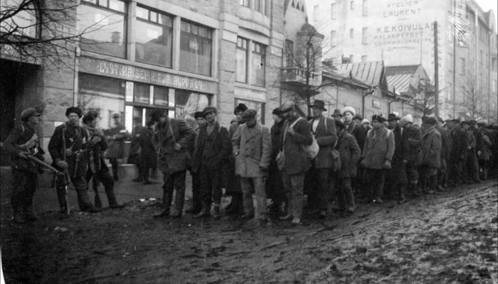 Kuvassa vangittuja punakaartilaisia Tampereen Hämeenkadulla.