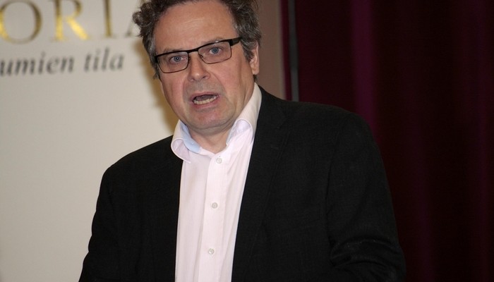 Valtiotieteen tohtori, poliittisen historian dosentti Mikko Majander kirjoittaa, että sisälllissodassa oli ennen kaikkea kyse vallasta viime kädessä molemmilla – enemmän kuin vapaudesta.