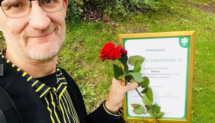 Niinipuu-lehden toimitussihteeri Marko Wahlström iloitsi viime vuonna lehden valinnasta Sukuseurojen Keskusliiton vuoden parhaaksi jäsenlehdeksi.