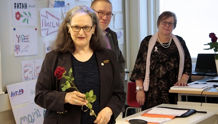 Sukuseurojen Keskusliiton hallituksen puheenjohtajana jatkaa Irina Baehr-Alexandrowsky. Kuvassa taustalla liiton Sukuviesti-lehden asiantuntijaneuvoston jäsen Matian Eronen ja liiton pääsihteeri Eine Kuismin.