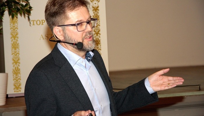Filosofian tohtori, ohjelmistotalo Reaktorin johtava datatieteilijä Johan Himberg kertoi kansantajuisesti, mitä oikein on kovassa hypetyksessä oleva tekoäly.
