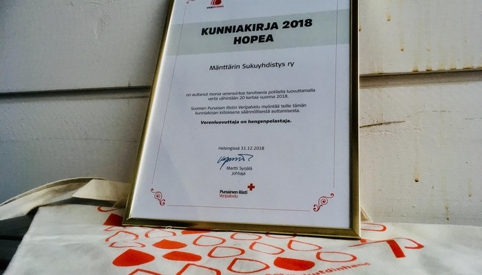 Mänttärin Sukuyhdistys sai SPR:n Liikkuvalta veripalvelulta hopeisen kunniakirjan viime vuoden verenluovutuksista. Mänttärin Veriryhmän nimiin kirjattiin vuoden aikana yhteensä 26 verenluovutusta.