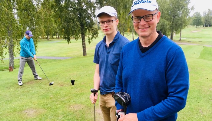 Isä Janne Järvinen ja poika Kalle Järvinen starttasivat ensimmäistä kertaa yhdessä sukugolfiin. Taustalla Petri Huovi valmistautuu avauslyöntiinsä.