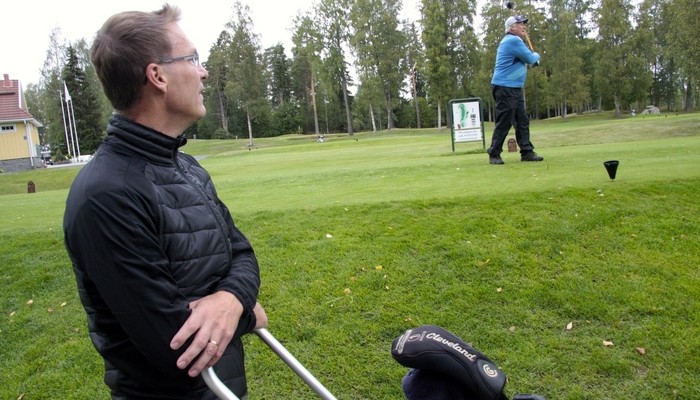 Hämeenlinnalaisen Tawast Golfin ykkösväylä on nimetty Paavolaksi. – Tällä ei voi epäonnistua, Riku Paavola tuumaa "nimikkoväylästään" seuratessaan Jorma Mänttärin avauslyöntiä. Paavola voitti tämän vuoden sukugolfkisan.
