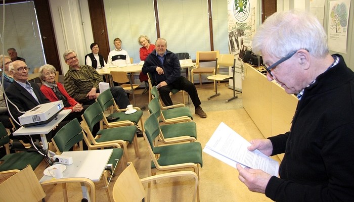 Suvun päämies Anssi Paasivirta kertoi sukuyhdistyksen toiminnasta ja antoi paikallaolijoille kotiläksyn. – Toivon, että mietitte miten saisimme nuorempaa polvea mukaan toimintaan, hän sanoi.
