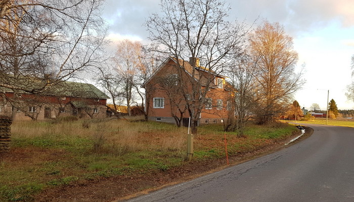 Liikkalan kestikievari sijaitsi Aholanmäentien varrella. Tällä paikalla sijaitsee Eeron talo. Paikka näkyy myös Liikkalan kyläkirjan ensimmäisellä aukeamalla olevasta kartasta. (Kuva: Vesa Vainio)