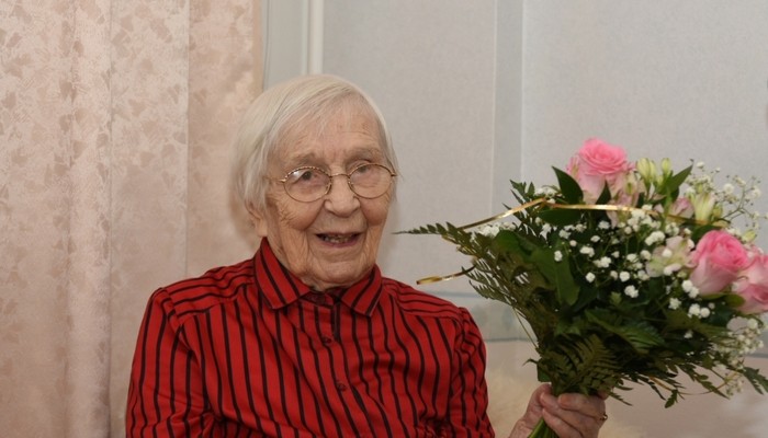 Pirteä yli 105-vuotias Vieno Puhakka sanoo, että elämän parasta aikaa ovat työn ja toiminnan vuodet.