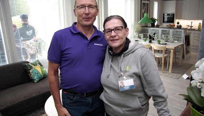 Väsyneitä, mutta onnellisia. – Hyvin pienillä vaurioilla olemme selvinneet ja kaikki on sujunut muutenkin hyvin, kouvolalaiset Paavo Hakkarainen ja Anne Hasu kertovat. Taustalla kodin olohuone–keittiö.
