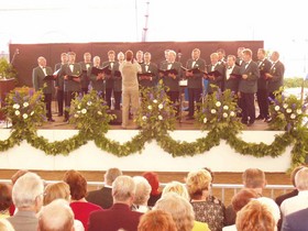 Husulan Laulumiehet esiintyy.