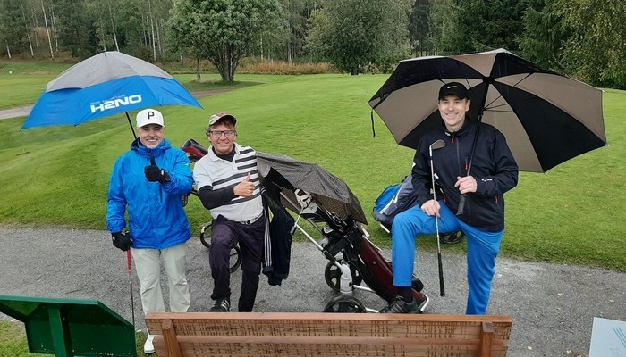 Sukugolfkisa on hauska perinne, vaikka sadekelin kisa koetteli kilpailijoiden henkistä kanttia.