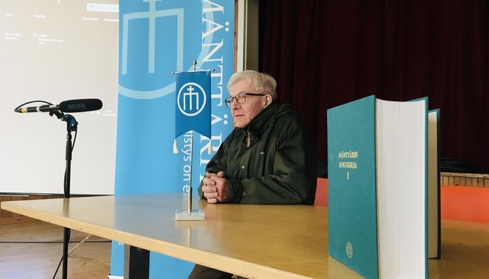 Mänttärin Sukuyhdistyksen valtuuskuntaa kahdeksan vuotta luotsannut helsinkiläinen Anssi Paasivirta jättää paikkansa sunnuntaisessa sukukokouksessa. Kuva sukukokouksen live-verkkolähetyksen harjoituksista lauantailta.