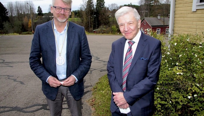 Mänttärin Sukuyhdistyksen valtuuskuntaa kaksi kautta eli vuodesta 2012 johtanut helsinkiläinen Anssi Paasivirta, 75, (oik.) siirsi viestikapulan vantaalaiselle Olli Sipilälle, 57. Sipilällä on kuvassa kaulassaan suvun päämiehen käädyt.