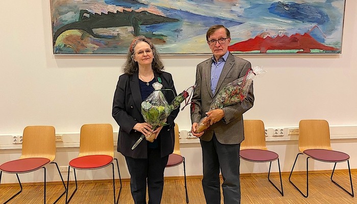 Sukuseurojen Keskusliiton luopuva puheenjohtaja Irina Baehr-Alexandrowsky ja tuleva puheenjohtaja Teuvo Parviainen kukitettiin syyskokouksen päätteeksi. (Kuva: Sukuviesti/Sukuseurojen Keskusliitto) 