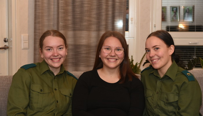Jääkäri Laura Kitunen, jääkäri Heidi Kitunen ja alikersantti Sara Kitunen kotona Kouvolan Inkeroisissa.