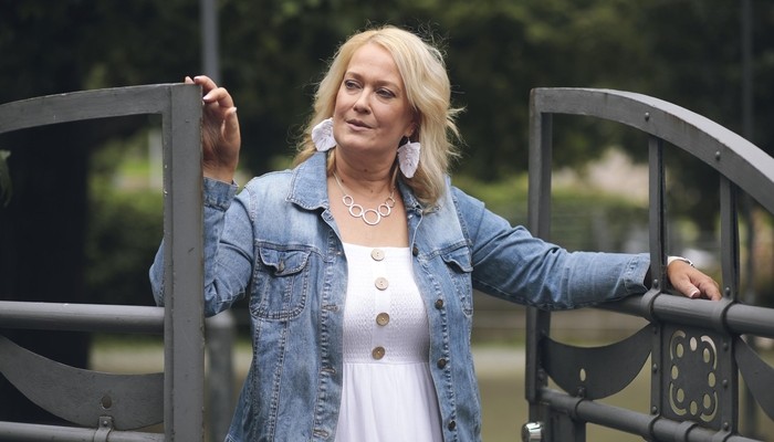 Kouvolalainen Annu Vainio, 51, on aikuistubettaja, joka kertoo arkipäivistään, elämästään ja ajatuksistaan vlogeissaan. Kuva: Studio Elite/Marko Nevanperä